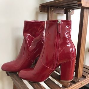 GAZE STEVE MADDEN PATENT LEATHER BOOT HEELS